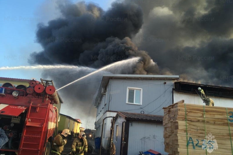 Огнеборцы ликвидировали открытое горение в цеху по распиловке древесины в Чугуевке