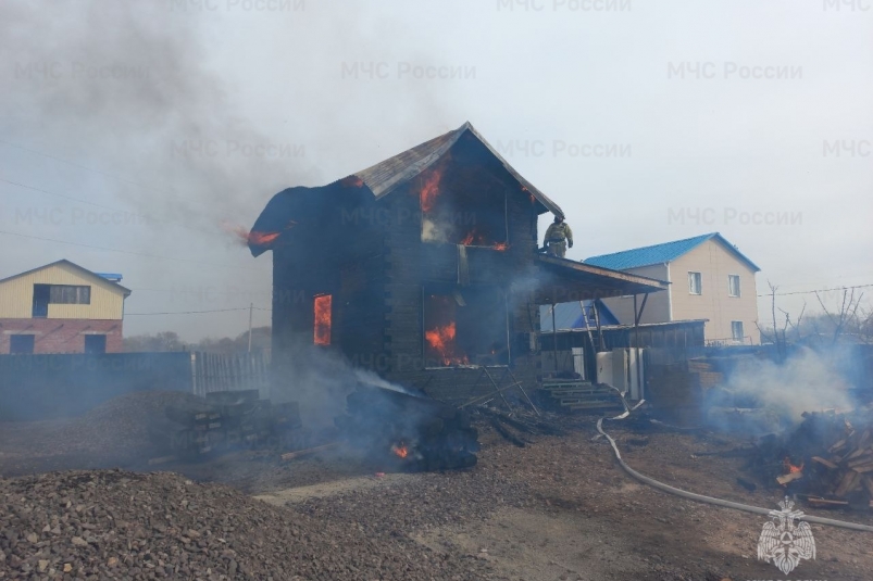 Двухэтажный дом вместе с баней уничтожены пожаром в Биробиджане