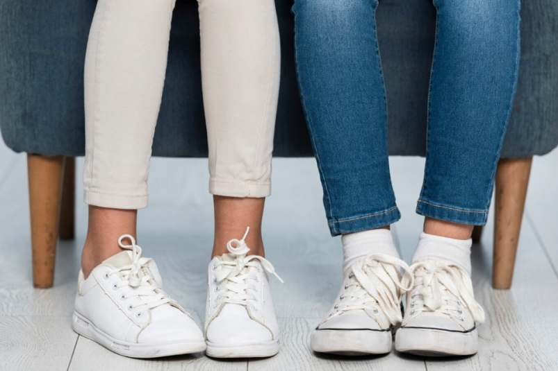 Непогода белым кроссовкам не помеха: 3 реальных способа отбелить обувь