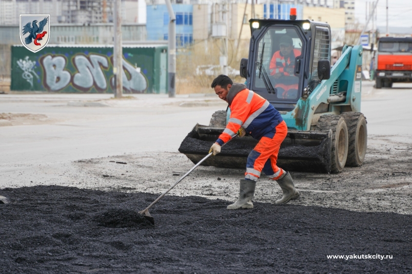 В Якутске проводят ямочный ремонт дорог в усиленном режиме
