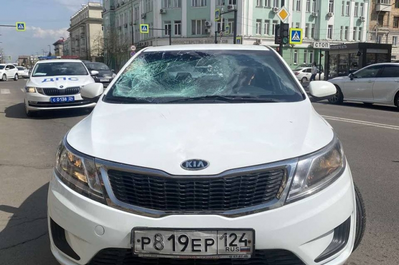 В центре Красноярска водитель сбил пенсионера и проехал по нему
