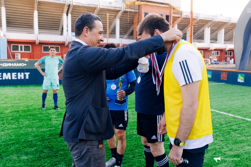 Во Владивостоке наградили участников футбольного матча по случаю юбилейного МедиаСаммита