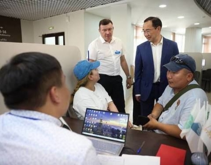 Глава Якутии проверил работу регионального филиала фонда "Защитники Отечества"