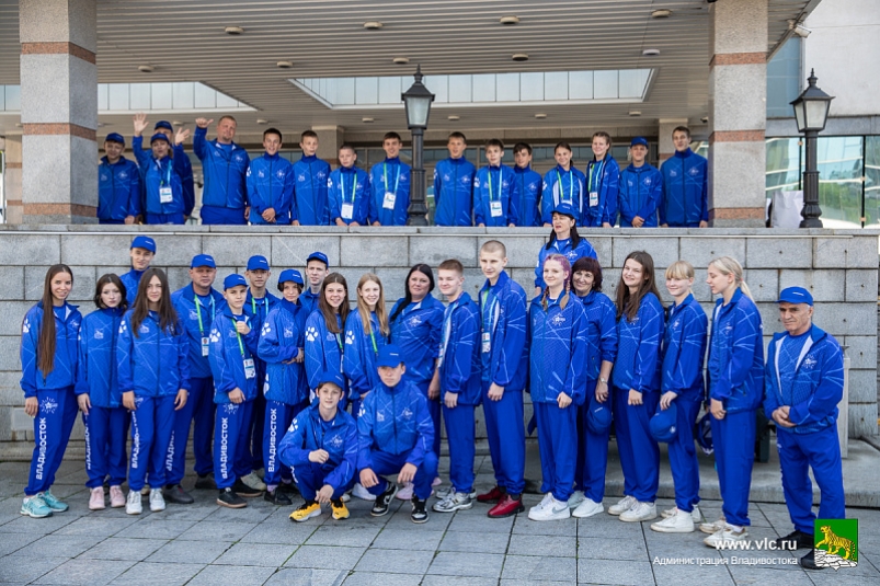 Сборной команде Владивостока вручили парадную спортивную форму для игр "Дети Приморья"