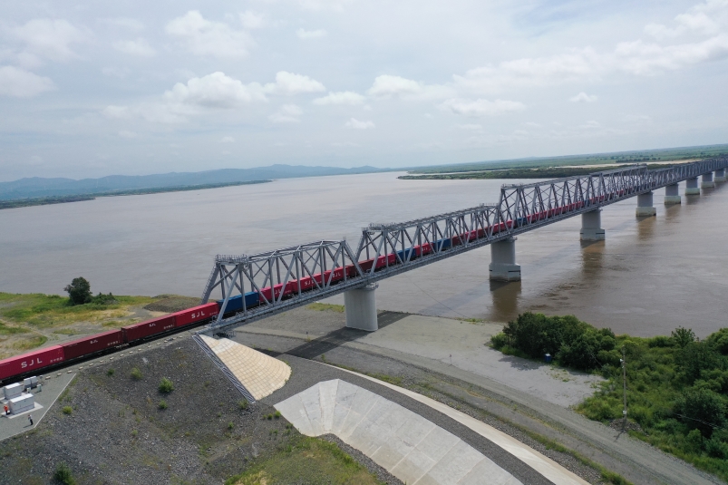 Первый контейнерный поезд с импортным грузом из КНР прошел по трансграничному мосту в ЕАО