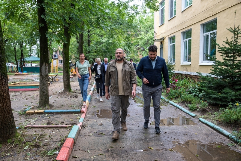 Глава Владивостока осмотрел пострадавшие от подтоплений дворы и дома на Спортивной