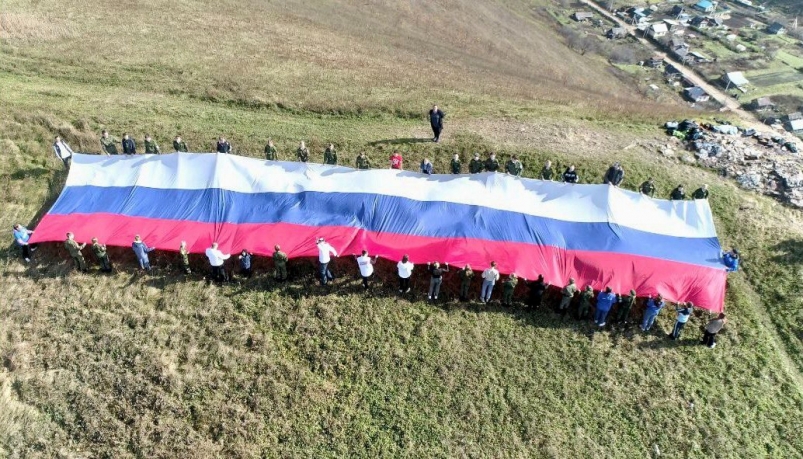 С вершины сопки Любви поздравили Владимира Путина с днем рождения активисты ЕР в ЕАО
