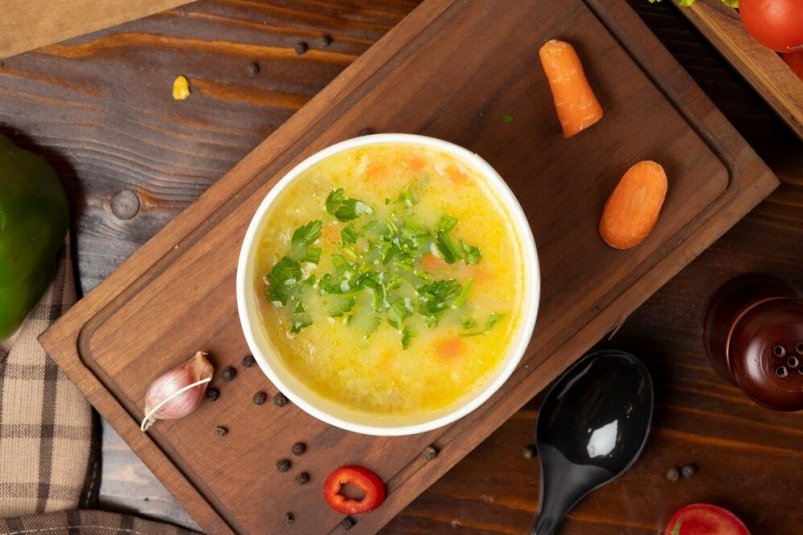 Согревающий ужин: ароматный гороховый суп с хрустящими гренками - рецепт на скорую руку
