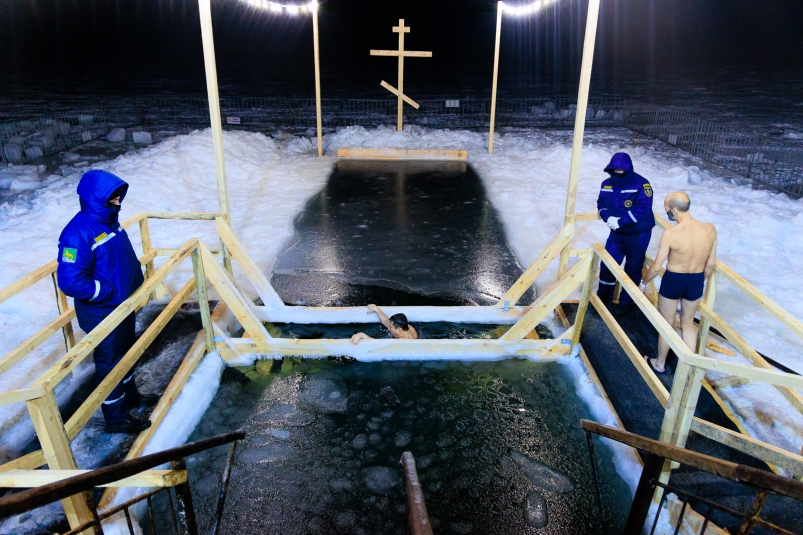 В очередь за благодатью: жители Владивостока окунулись в крещенскую купель