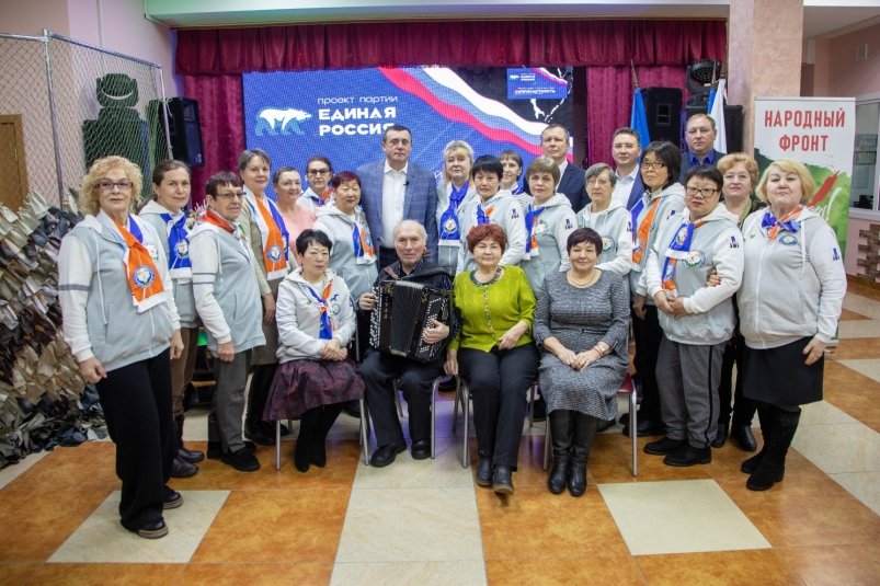 Губернатор Валерий Лимаренко наградил волонтеров проекта "Сопричастность" из Холмска
