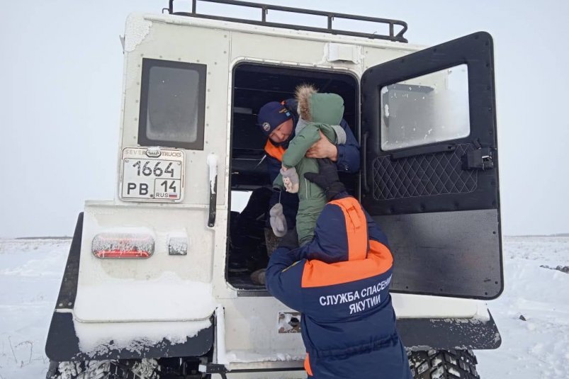 Спасатели эвакуировали женщину с ребенком, попавших в пургу в Якутии  