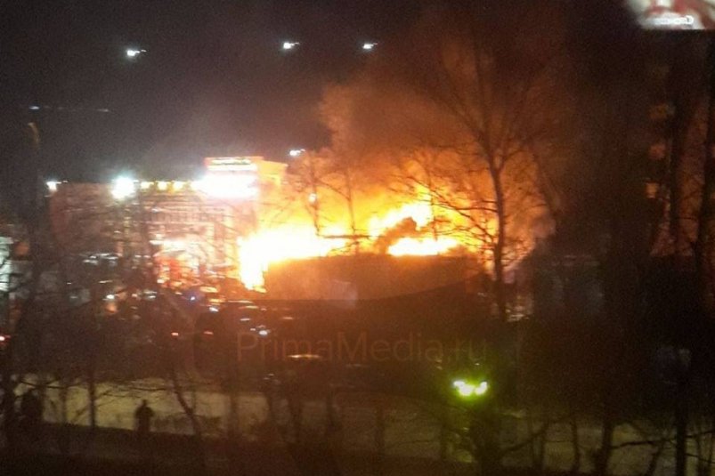 Мощный пожар на стройке нового ЖК во Владивостоке попал на видео - подробности