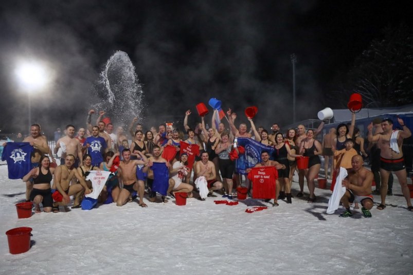 Более 100 человек облились холодной водой в рамках спортивной акции на Сахалине