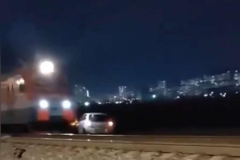 "Снес с пути": момент наезда поезда на автомобиль во Владивостоке – видео