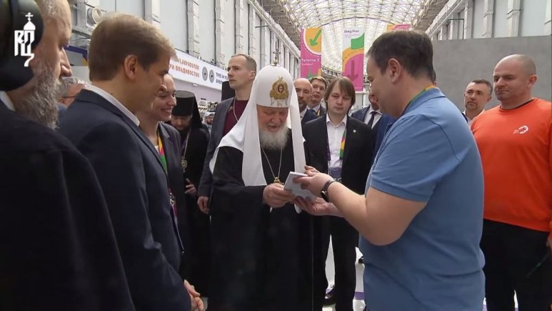 Патриарху Кириллу подарили мангу о приключениях Невельского