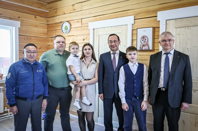 Глава Якутии поздравил семью Нестеровых с подключением дома к газу