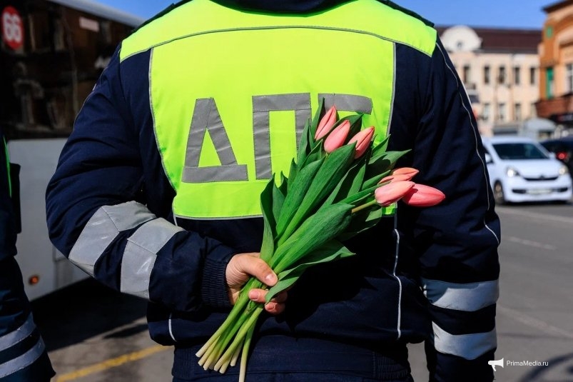 Цветочный патруль: полицейские Владивостока поздравили женщин с наступающим 8 Марта