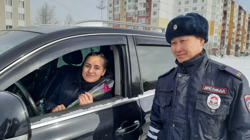 В Нерюнгринском районе Якутии полицейские провели акцию "Цветы для автоледи"