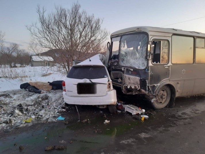 Водитель иномарки погиб при лобовом столкновении с автобусом в Углегорске
