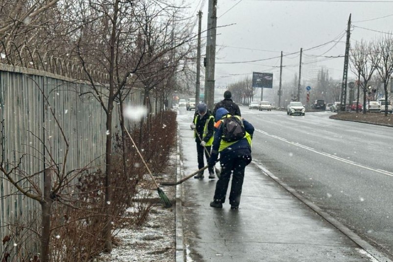 Праздничный снегопад во Владивостоке: спецтехника с ночи работает на маршрутах