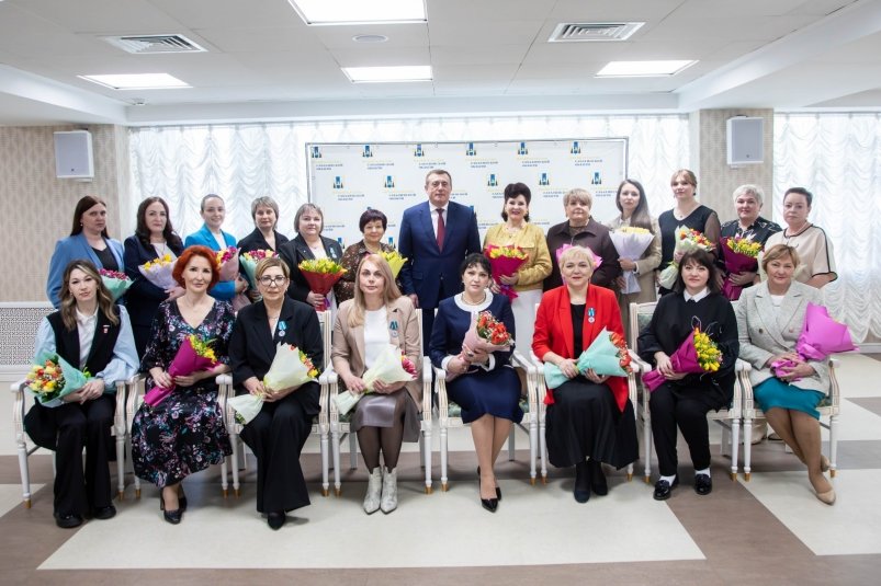 Валерий Лимаренко поздравил сахалинский "Союз женщин России" с 8 марта