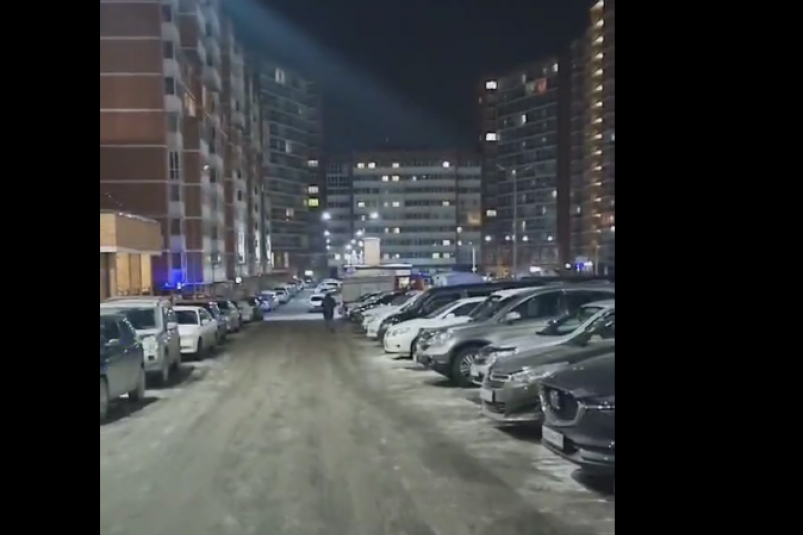 Хозяин горящей квартиры в Иркутске раскритиковал соседей за брошенные во дворе автомобили