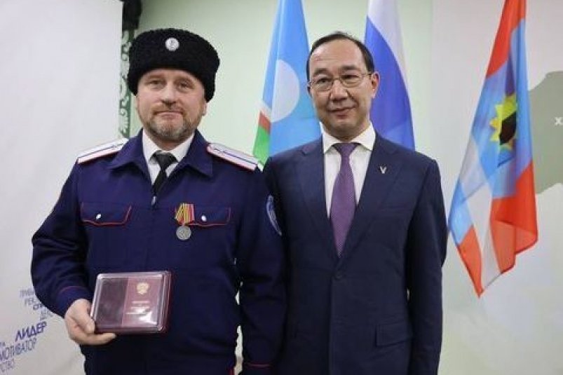 Глава Якутии вручил алданцу Сергею Каргину медаль "За храбрость" II степени