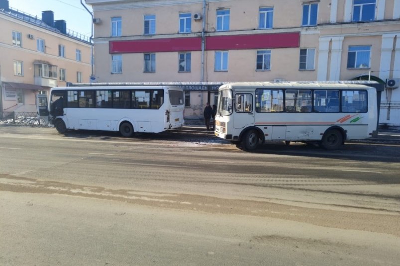 Не поделили остановку: два пассажирских автобуса столкнулись в центре Биробиджана