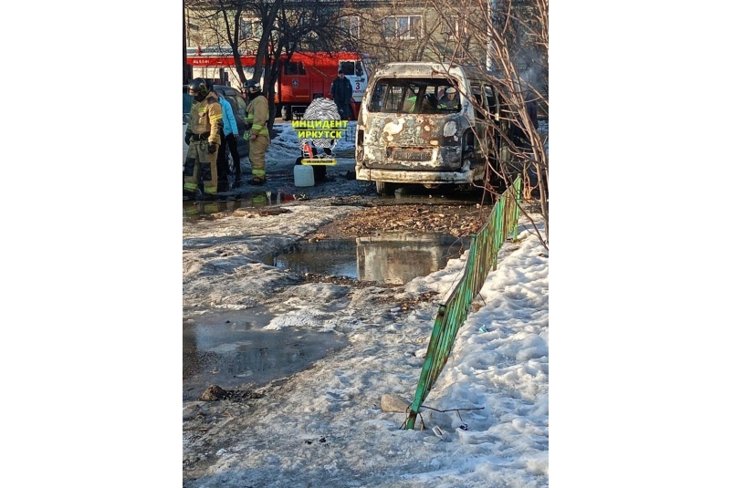 Микроавтобус сгорел на улице Напольной в Иркутске