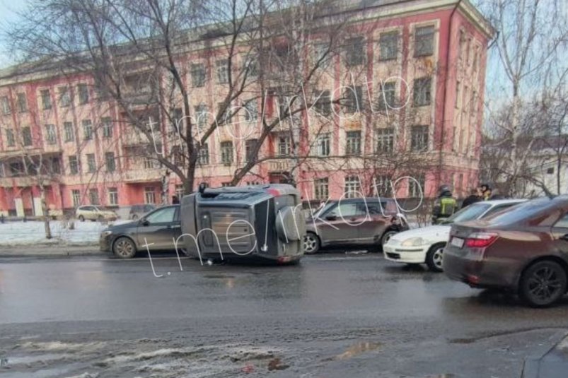 Автомобиль перевернулся на Новаторов в Иркутске