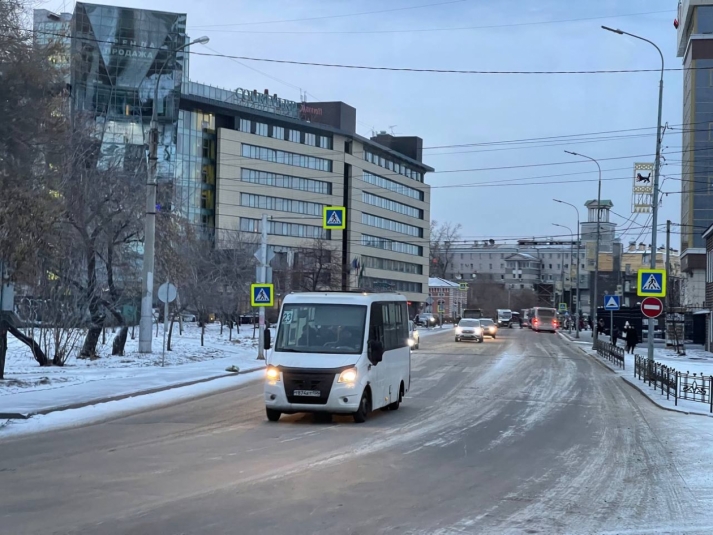 Автомобилисты встали в семибалльные пробки в Иркутске вечером 13 марта