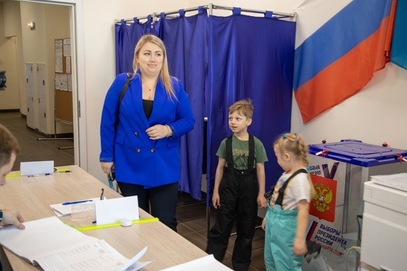 Жители Южно-Сахалинска семьями идут на выборы президента РФ