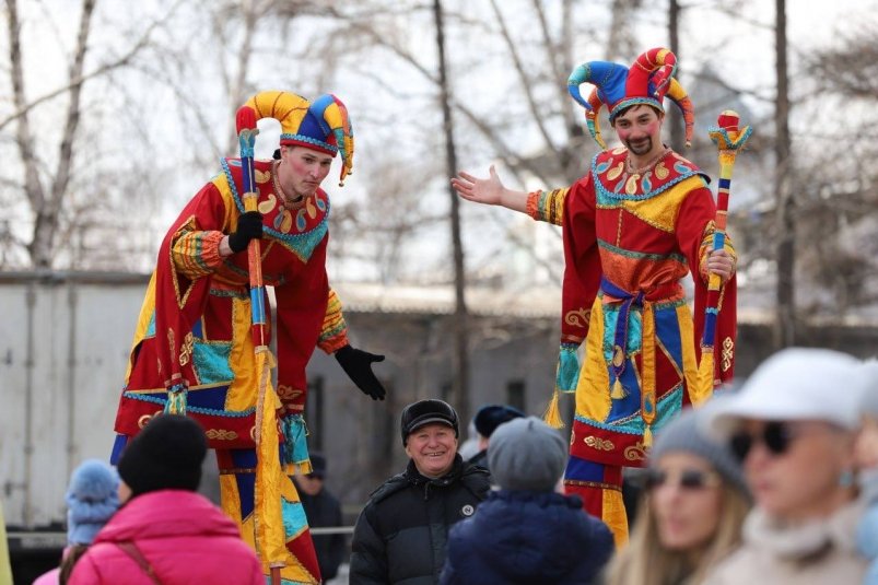 Более 4 тысяч жителей Иркутска пришли на праздник Масленицы у стадиона "Труд"