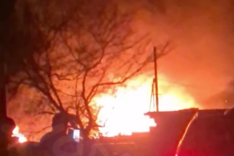 "Полыхает за километр": лютый пожар в крупном районе Владивостока – видео