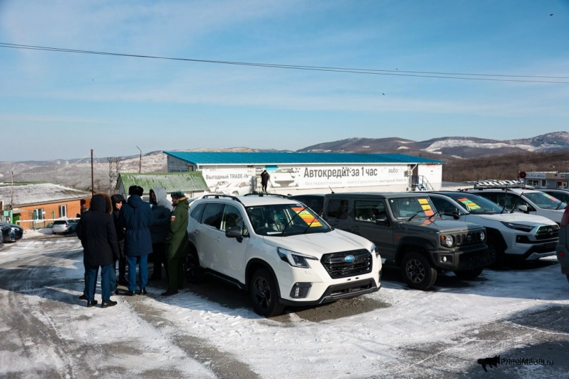 С автомобильного рынка на "Зеленке" во Владивостоке продолжают эвакуировать автомобили