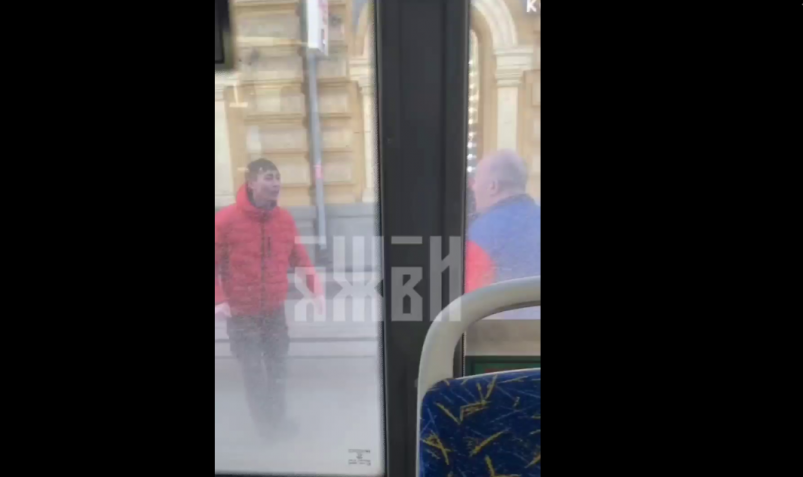 В Иркутске пьяные дебоширы приставали к пассажирам автобуса и отказались платить за проезд