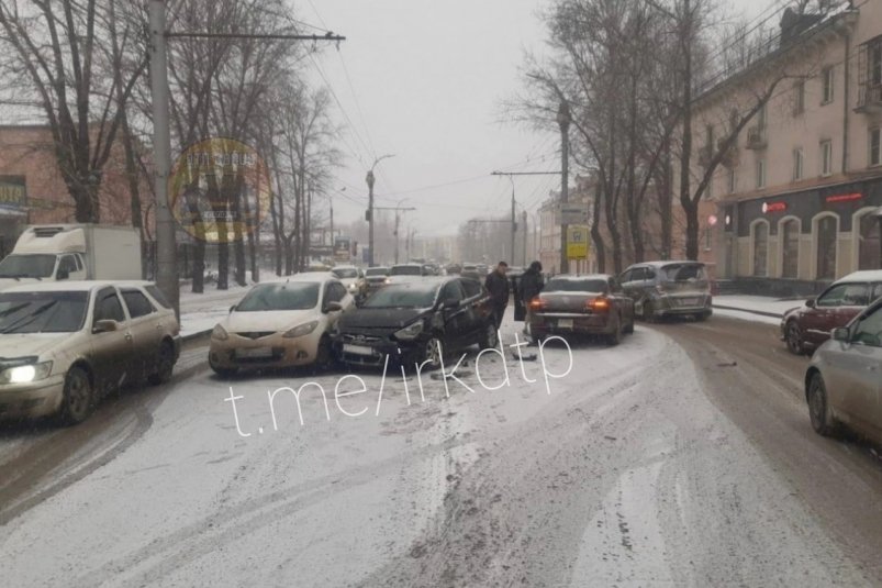 "Ледовое шоу" на дорогах Иркутска: утро 22 марта началось со снегопада и ДТП