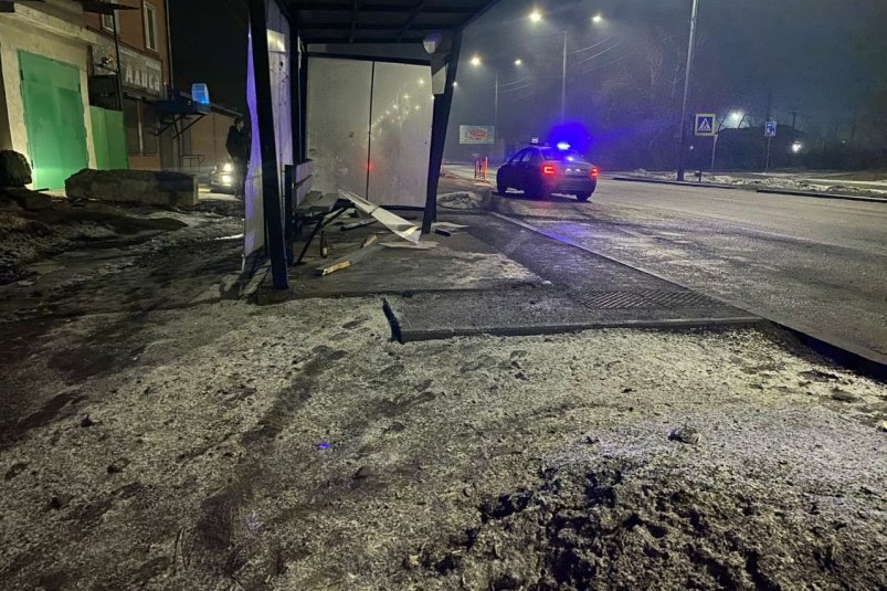 Пьяный лихач на BMW врезался в автобусную остановку в Нижнеудинске. Пострадал человек