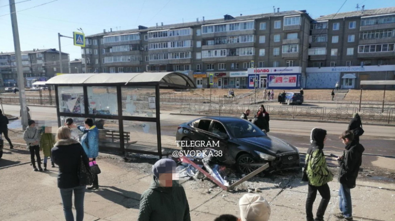 Водитель иномарки на большой скорости врезался в остановку в Ангарске