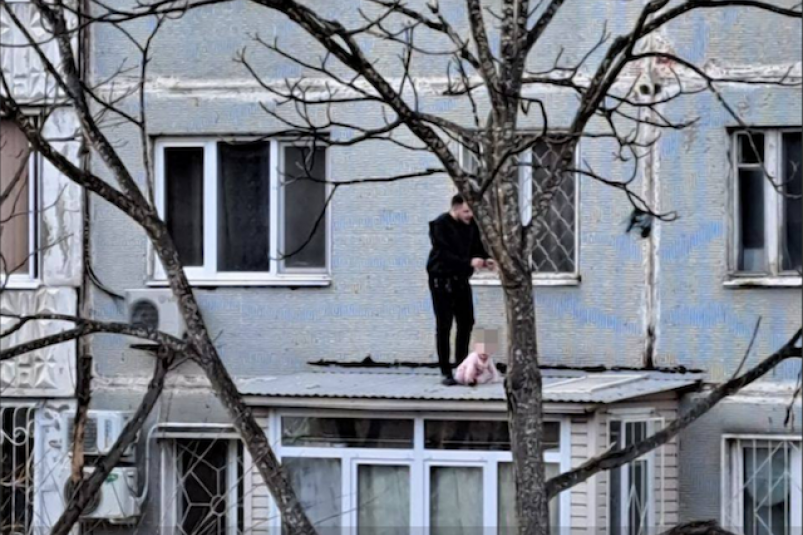 Появилось новое видео с выпавшим из окна ребенком во Владивостоке