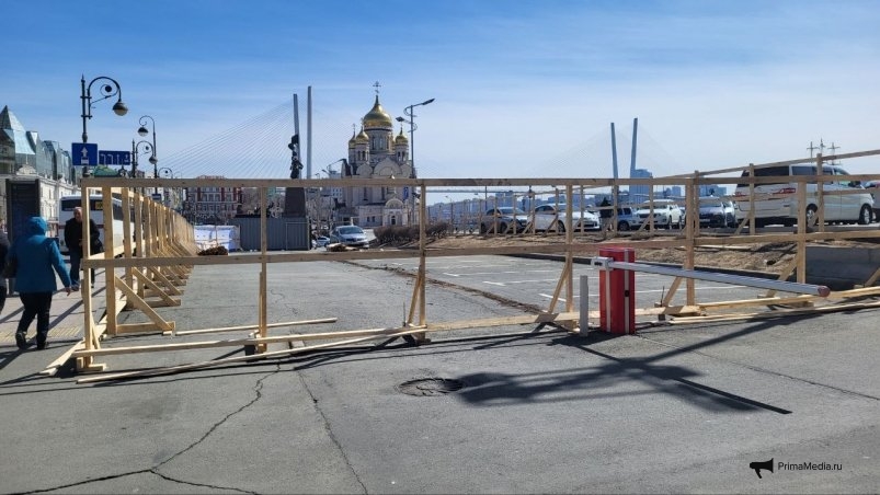 Vip-парковку возле правительства Приморья обнесли забором под обустройство мини-сквера