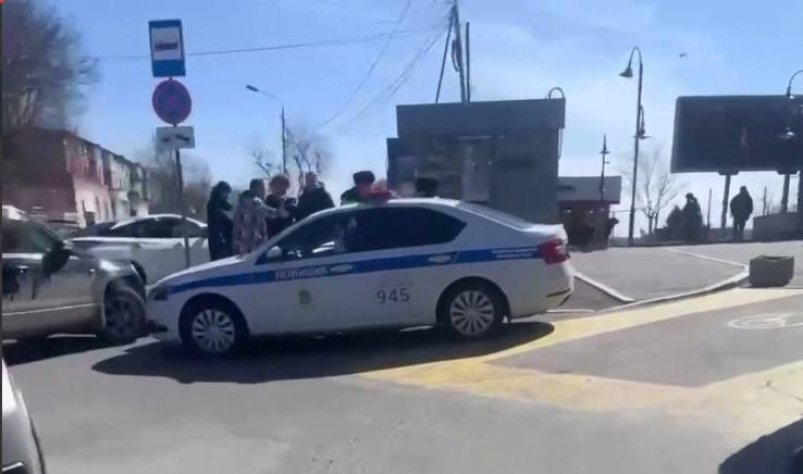 "Кричит и вырывается": громкое задержание автоледи во Владивостоке – кадры с места