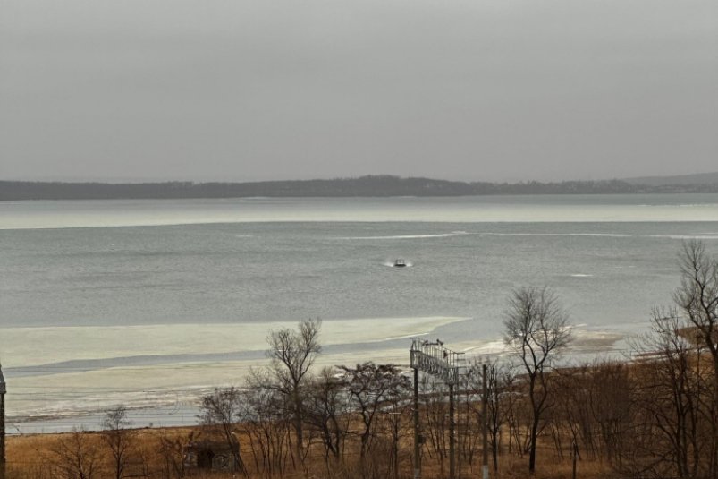 Во Владивостоке служба спасения предотвратила трагедию на льдине