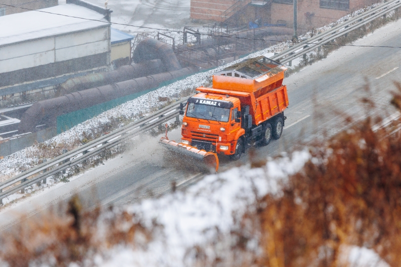 После снегопада на уборку улиц вывели 70 единиц техники в Иркутске