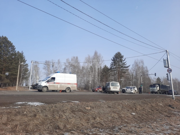 Микроавтобус, легковушка, внедорожник и минивен столкнулись под Иркутском