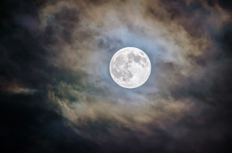 Вой растущей Луны: какие 3 знака заслонит черный пласт отчаяния с 12 апреля