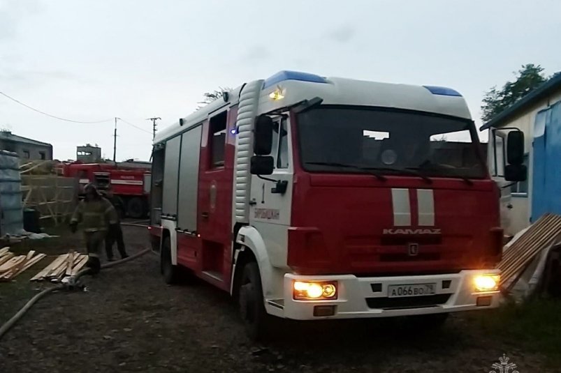 Тонну топлива и три газовых баллона вынесли пожарные из горящего гаража в Биробиджане