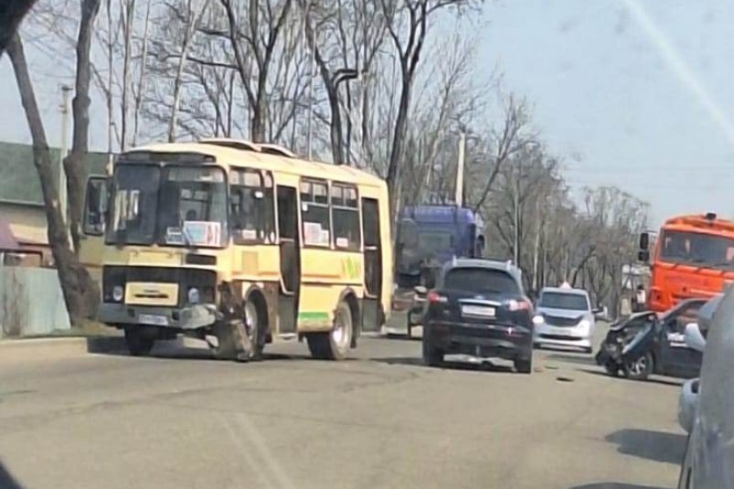 Пассажирский автобус и легковушка не поделили дорогу в Биробиджане