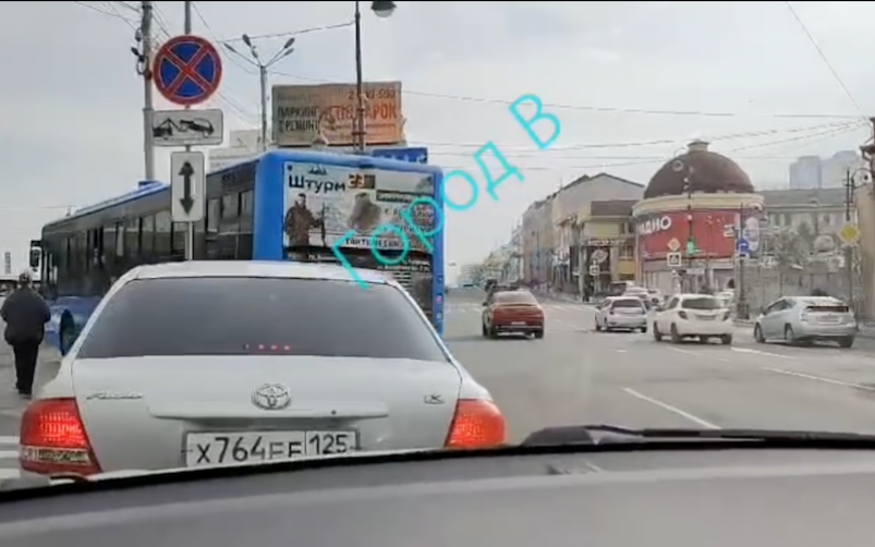 "На людей полетел": вопиющий инцидент на автобусной остановке Владивостока – видео