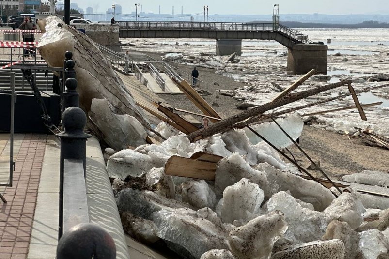 Огромная глыба амурского льда повредила фонарь на набережной Хабаровска
